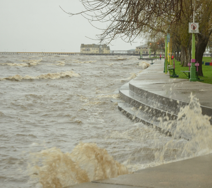 Mal tiempo: Alerta por sudestada en el Río de la Plata